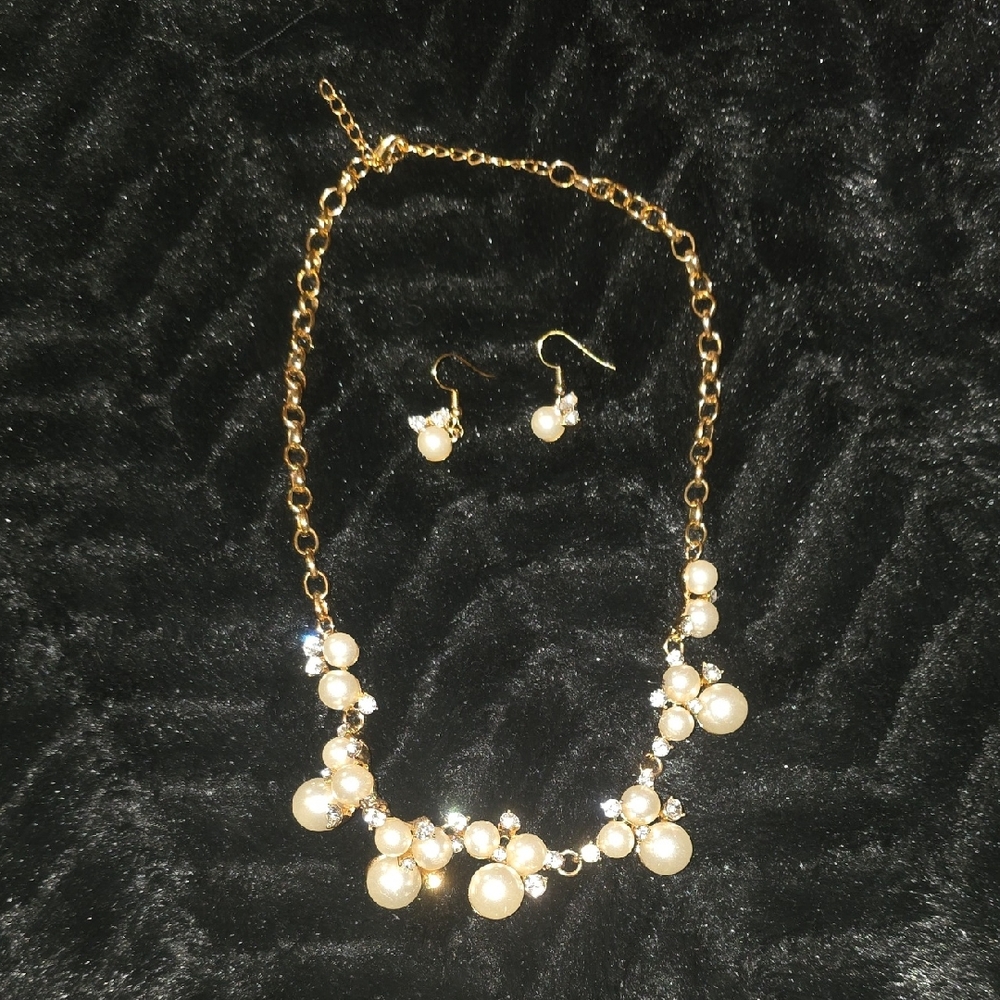 Elegant Gold and Pearl Jewelry Set